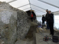 Nationalmuseets restaurering af den gamle borgmur. Murstensmuren i forgrunden ar relativt ny, og er i virkeligheden bagmuren til fyrpasserens gamle lokum...