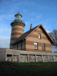 Fyrtårnet på Sprogø. I forgrunden den restaurerede borgmur fra Valdemar Sejr.