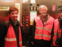 Aase, Carl-Eddy og Knud i den ikke særligt hurtige, men til gengæld ganske larmende, elevator i den nordøstlige pylon.